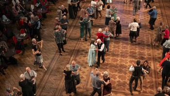 FOTO: Menari dan Minum Teh, Cara Lansia di Inggris Melawan Kesepian