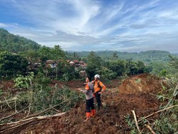 3 Warga Masih Dicari Setelah Longsor Menerjang Arjasari Bandung