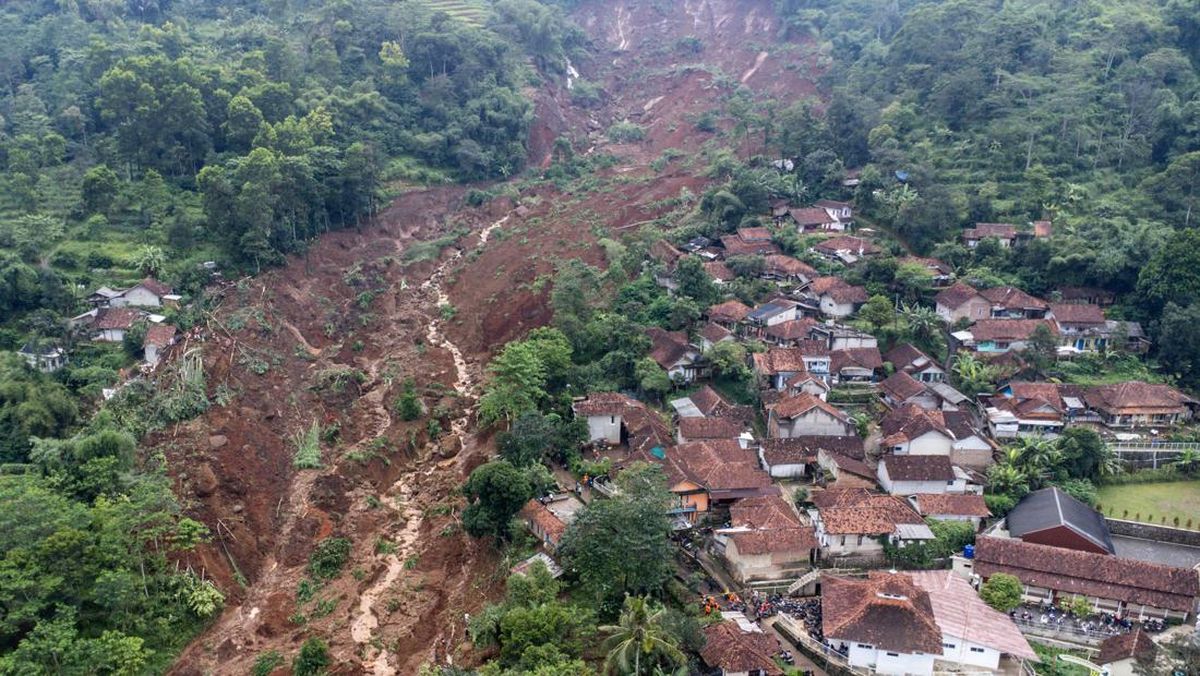 Detik-detik Longsor di Arjasari Bandung: Hujan Lebat, Tebing Runtuh