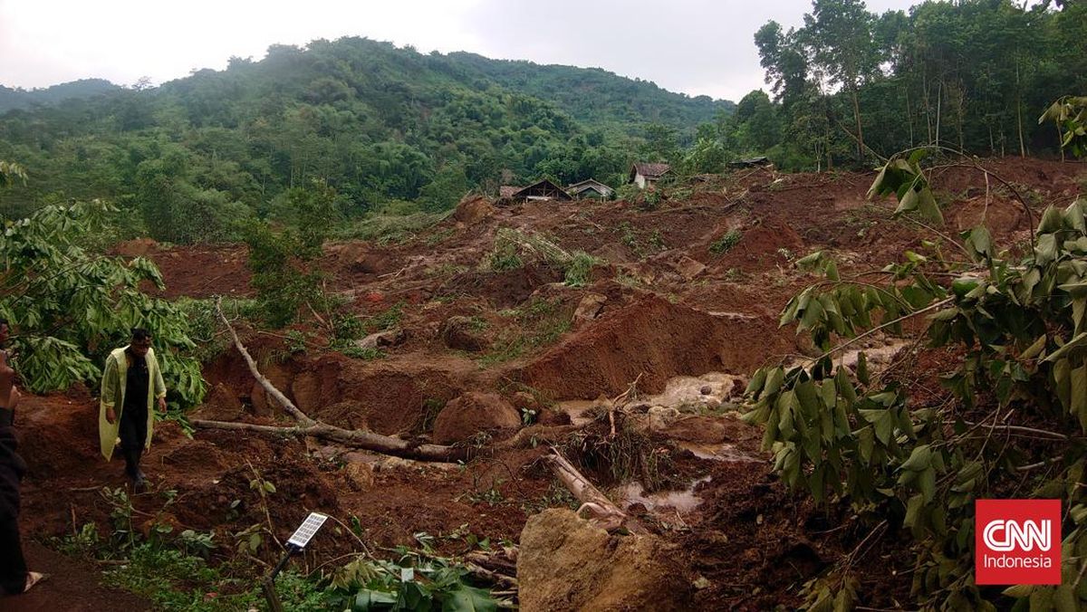 Bukit Terbelah Imbas Tanah Longsor di Arjasari Bandung