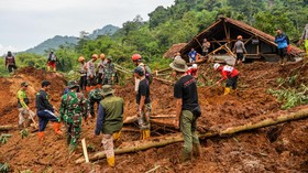 FOTO: Longsor di Arjasari Kabupaten Bandung, 3 Warga Tertimbun