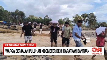 VIDEO: Warga Berjalan Puluhan Kilometer Demi Dapatkan Bantuan
