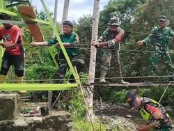 TNI Perbaiki Jembatan Tempat Guru Gendong Siswa Nyeberang Sungai di Mamasa