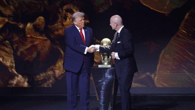 Presiden Trump menerima FIFA Peace Prize 2025 dari Gianni Infantino saat Drawing Piala Dunia 2026. Piala Dunia akan berlangsung di AS, Kanada, dan Meksiko.
