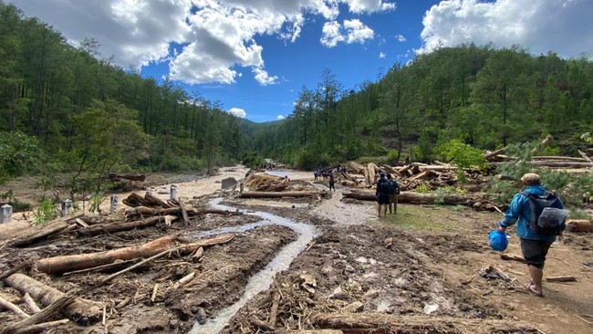 Rombongan warga terpaksa berjalan kaki selama 3 hari untuk bisa keluar dari daerah terisolir akibat banjir-longsor di Kecamatan Linge, Kabupaten Aceh Tengah.