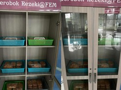 Viral! Dosen Ini Sediakan Lemari Isi Makanan Gratis untuk Mahasiswa Lapar