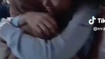 Update Informasi Selebriti InsertLive : Video: Melayat ke Rumah Duka,  Azizah Salsha Kuatkan Ibunda Arhan 