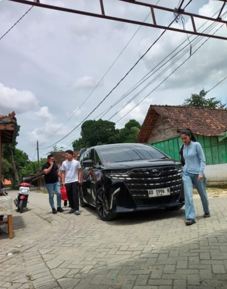 Azizah Salsha takziah ke rumah duka ayah Pratama Arhan di Blora, Minggu (7/12/2025).