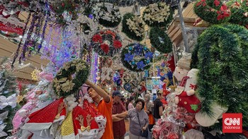 FOTO: Berburu Pernak-pernik Natal di ITC Mangga Dua