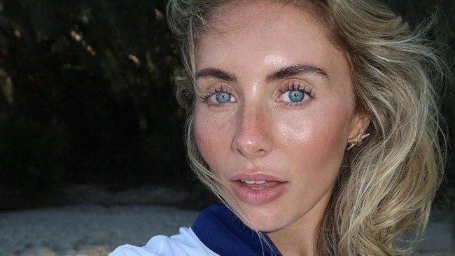 Aktris porno Bonnie Blue ditangkap di Bali karena diduga memproduksi video asusila. Bersama 18 WNA lainnya, polisi menyita barang bukti termasuk mobil pikap.