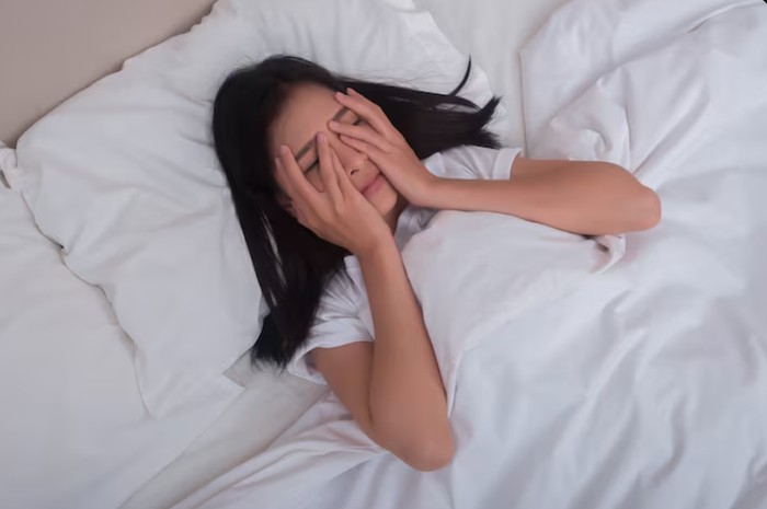 Cara mengatasi wajah rusak menyebabkan jerawat. Muncul karena sarung bantal kotor/Foto: freepik.com/jcomp