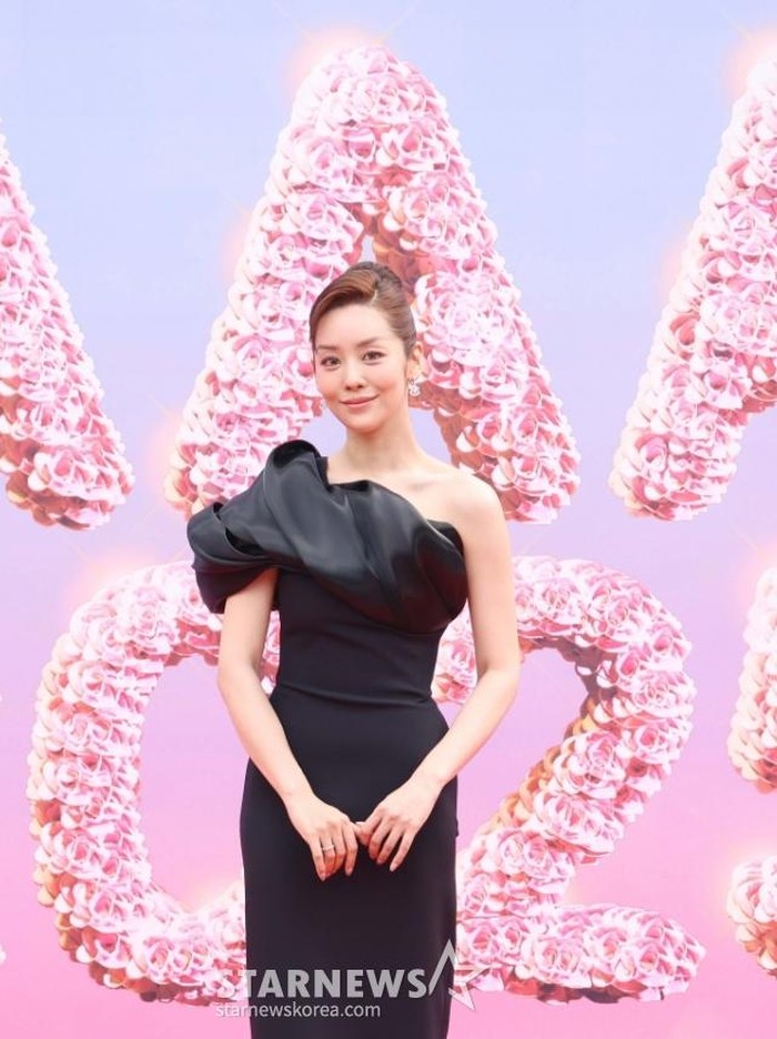 Aktris Cha Joo Young terlihat classy dengan one-shoulder-dress berwarna hitam serta gaya rambut updo sleek hair./ Foto: StarNews