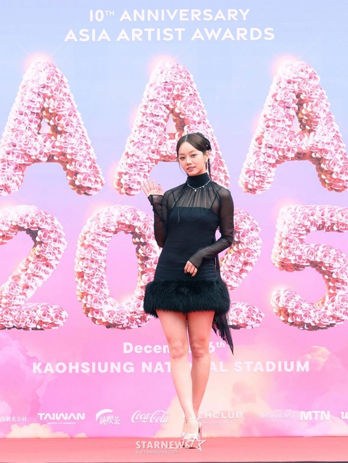 Idol-aktris Lee Hyeri tampil memikat dalam balutan lace dress berlengan panjang berwarna hitam saat tampil di red carpet Asia Artist Awards 2025./ Foto: StarNews
