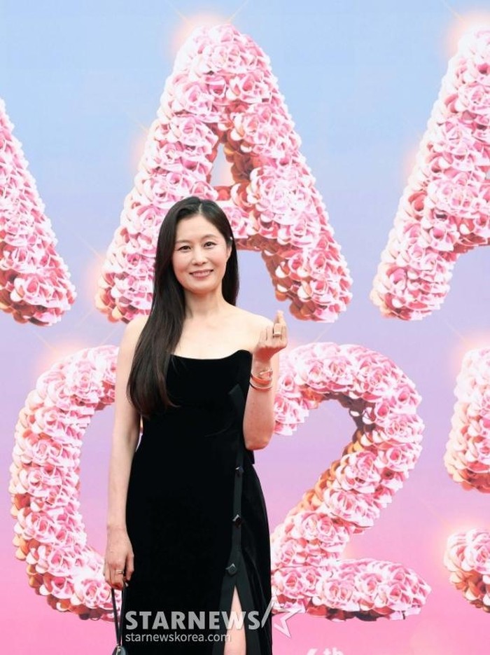 Aktris Moon So Ri menampilkan pesona klasik dengan gaya rambut panjang dan gaun hitam tanpa lengan berdesain minimalis./ Foto: StarNews