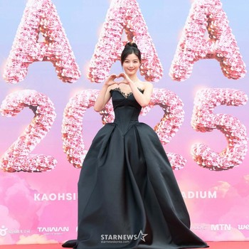 7 Aktris Korea Tampil Elegan di Red Carpet Asia Artist Awards 2025, Ada Kim Yoo Jung
