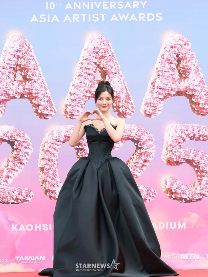 Mengingatkan publik dengan karakter Baek Ah Jin, Kim Yoo Jung tampil bak 'Black Swan' dalam balutan gaun hitam serta updo hairstyle./ Foto: StarNews