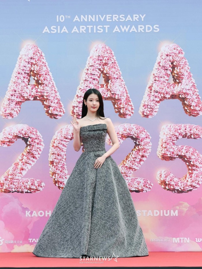 Tampil beda, aktris sekaligus penyanyi solo IU terlihat menawan dalam balutan gaun bernuansa warna abu-abu yang cantik./ Foto: StarNews