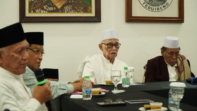 Kiai sepuh NU menggelar pertemuan di Jombang untuk membahas konflik internal PBNU. Mereka menemukan pelanggaran serius oleh Ketua Umum Yahya Cholil Staquf.