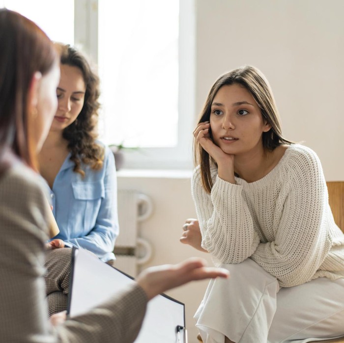 Kalimat “Kan, sudah aku bilang” terkadang sering kali diucapkan tanpa sadar, terlebih ketika kita memberikan nasihat yang tidak diterima oleh orang lain. Namun, bagi orang yang benar-benar baik hati, mereka cenderung menghindari kalimat ini