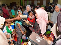 Khofifah Salurkan Bantuan di Pidie Jaya, Pastikan Kirim Relawan Medis