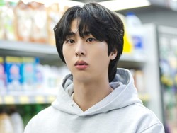 Viral Disebut Mirip Jin BTS, Kim Mu Jun Ngaku Ingin Bertemu Langsung