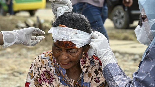 Banjir mematikan di Aceh menyebabkan lonjakan penyakit, krisis obat, dan rumah sakit lumpuh saat tenaga medis berjuang tanpa henti.