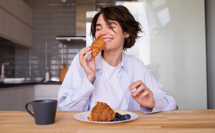 Karbohidrat akan cepat dipecah dalam tubuh saat kamu makan croissant. Proses ini dapat menyebabkan lonjakan gula darah/ Foto: Freepik.com/lookstudio