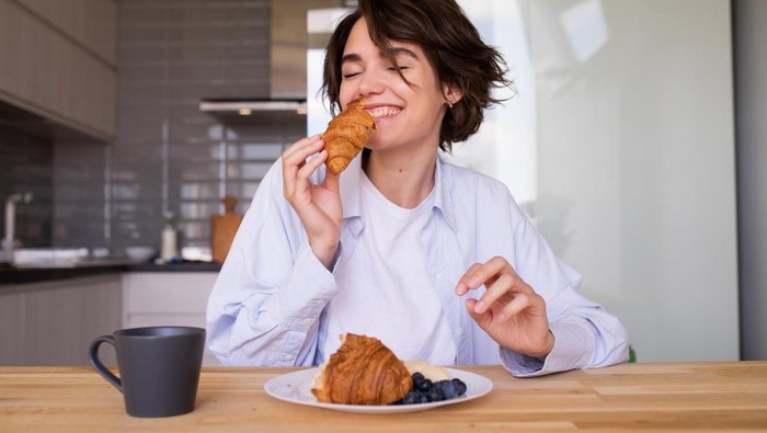Karbohidrat akan cepat dipecah dalam tubuh saat kamu makan croissant. Proses ini dapat menyebabkan lonjakan gula darah/ Foto: Freepik.com/lookstudio