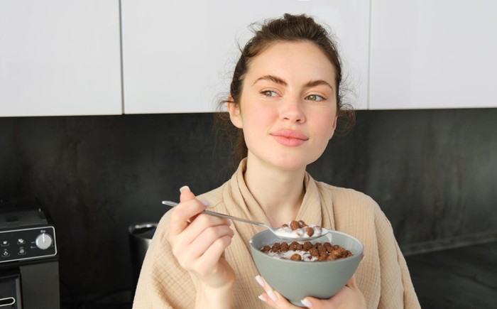 Kacang almond dan pistachio sama-sama bermanfaat. Namun konsumsinya bisa disesuaikan dengan kebutuhan/ Foto: Freepik.com/benzoix