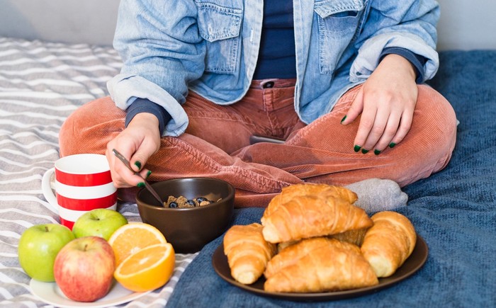 Cara lebih sehat menikmati croissant adalah dengan mengonsumsinya dalam jumlah lebih kecil. Selain itu, kombinasi dengan makanan yang kaya protein dan serat untk membantu mengurangi lonjakan gula darah./ Foto: Freepik.com/freepik