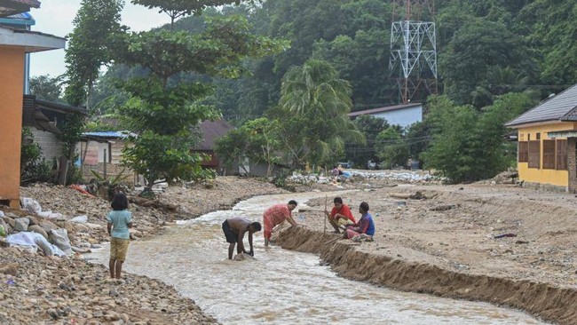 Pendangkalan Sungai Aek Godang di Sibolga Julu akibat longsor menyebabkan aliran air surut dan memicu banjir. Warga berharap normalisasi segera dilakukan.