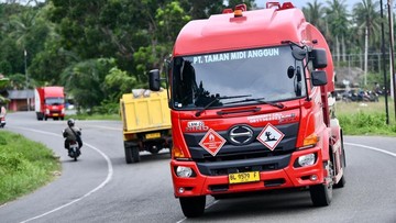 AMT Pertamina Tetap Salurkan BBM di Tengah Tantangan Banjir dan Longsor