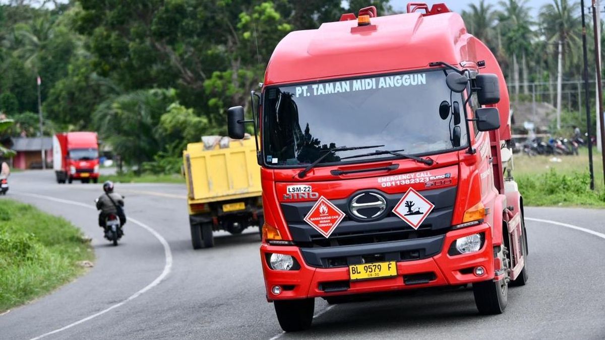 AMT Pertamina Tetap Salurkan BBM di Tengah Tantangan Banjir dan Longsor