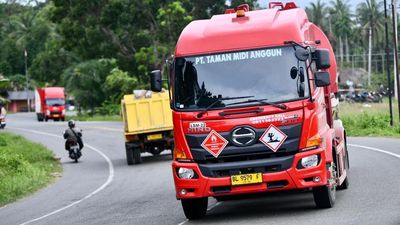 AMT Pertamina Tetap Salurkan BBM di Tengah Tantangan Banjir & Longsor