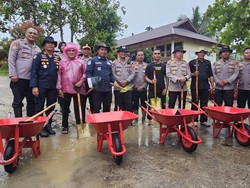 Polda Riau Serahkan 1.817 Cangkul-Sekop ke 4 Desa Terdampak Galodo Agam