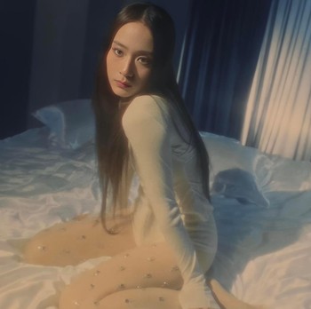 Cantiknya Estetik, Krystal Jung Merilis Video Klip Lagu Debut Solo 'Solitary'