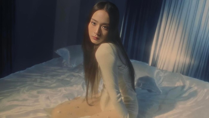 Cantiknya Estetik, Krystal Jung Merilis Video Klip Lagu Debut Solo 'Solitary'
