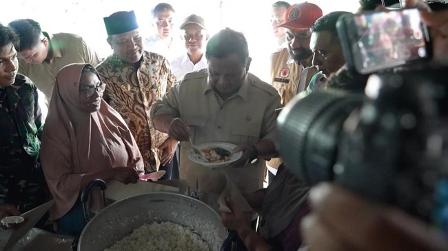 Momen Prabowo Makan Masakan Warga Pengungsi Saat Cek Dapur di Aceh, Pastikan Gizi Dan Kelayakan