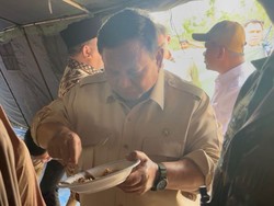 Momen Prabowo Cek Pengungsian Bencana di Bireuen-Makan Bareng Pengungsi