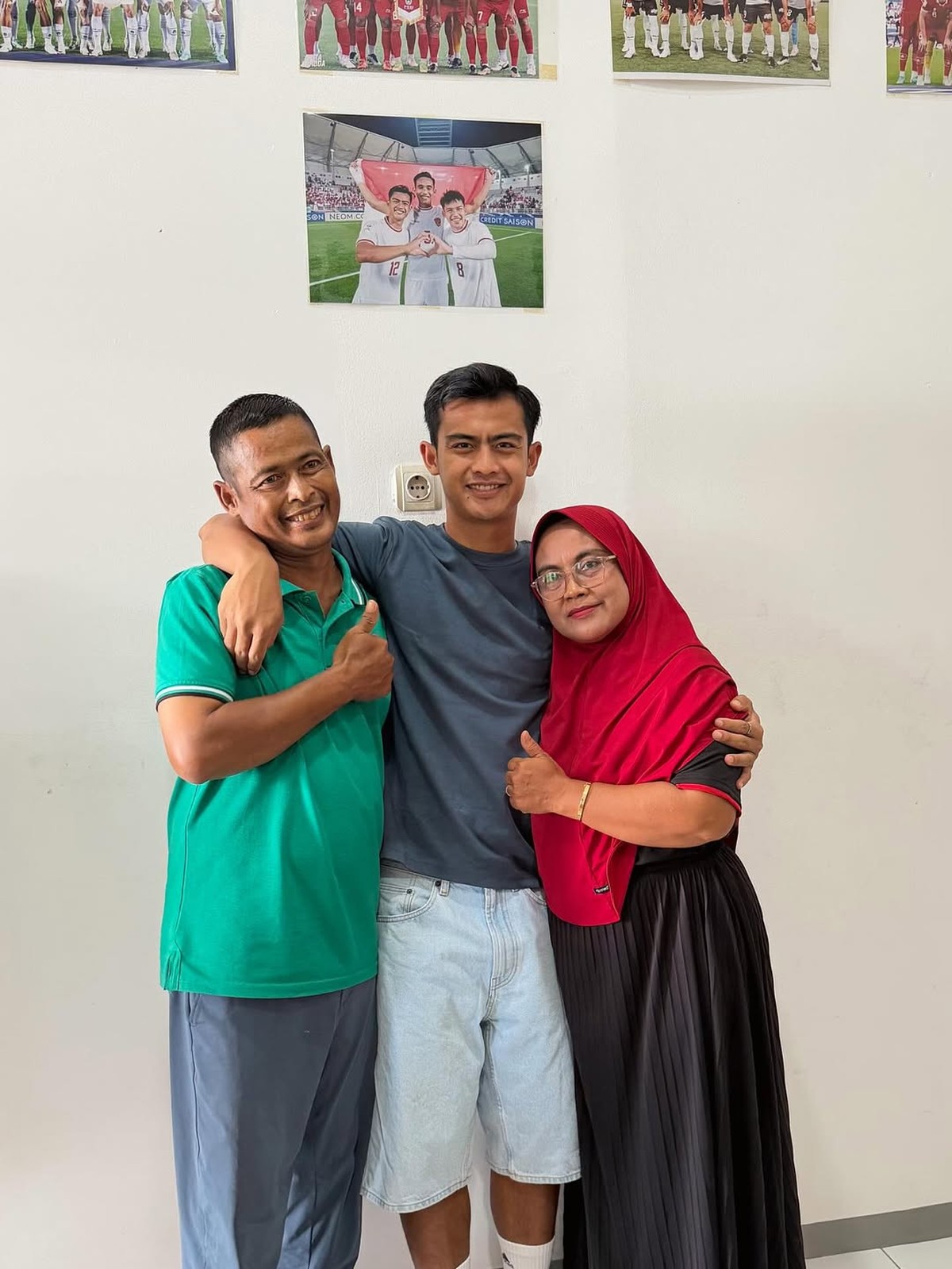 Pratama Arhan bersama ayah dan ibu&period;