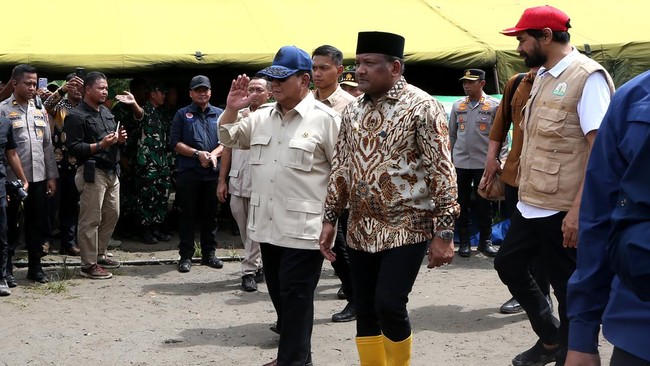 Presiden Prabowo minta Kemendagri copot Bupati Aceh Selatan yang umrah saat bencana banjir dan longsor.