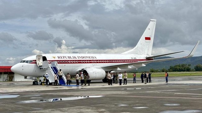 Presiden Prabowo Subianto tiba di Bandara Internasional Sultan Iskandar Muda, Kabupaten Aceh Besar, Provinsi Aceh, Minggu (7/12) pagi.