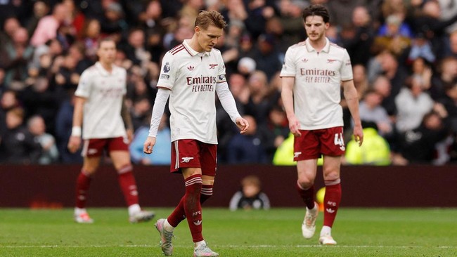 Pelatih Arsenal Mikel Arteta frustrasi setelah timnya menelan kekalahan dramatis dari Aston Villa pada laga pekan ke-14 di Stadion Villa Park, Sabtu (6/12).