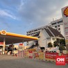 Pengendara terlihat mengantre untuk mengisi bahan bakar di SPBU Shell Cikini dan SPBU Shell Karet Kuningan, Jakarta, Minggu (7/12/2025). (CNN Indonesia/Adi Ibrahim)