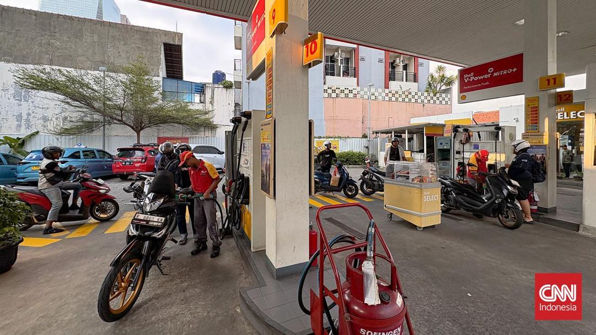 Foto: Spbu Shell Kembali Jual Bensin, Antrean Mengular