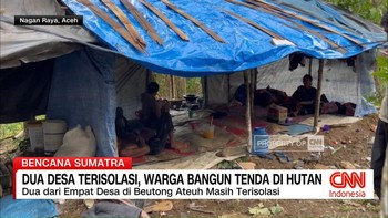VIDEO: Dua Desa Terisolasi, Warga Bangun Tenda di Hutan