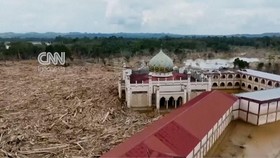 Kayu Gelondongan Banjir Tutup Akses Bantuan di Wilayah Aceh Tamiang