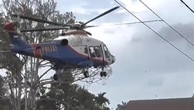 Momen Warga Aceh Tamiang Berusaha Dapat Bantuan Logistik dari Heli