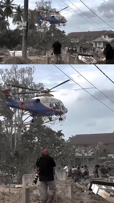 Momen Warga Aceh Tamiang Berusaha Dapat Bantuan Logistik dari Heli