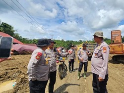 15 Truk Dikerahkan, Personel Polri Bersihkan Puing-Lumpur Sisa Bencana di Agam